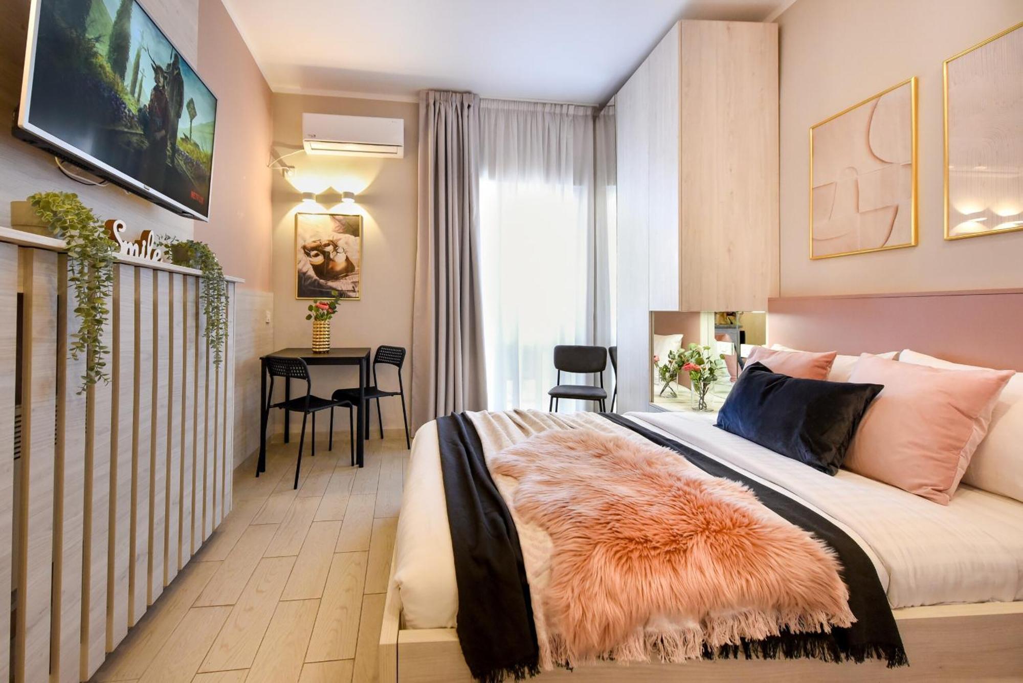 Downtown - Your Modern Escape Near Ateneul *