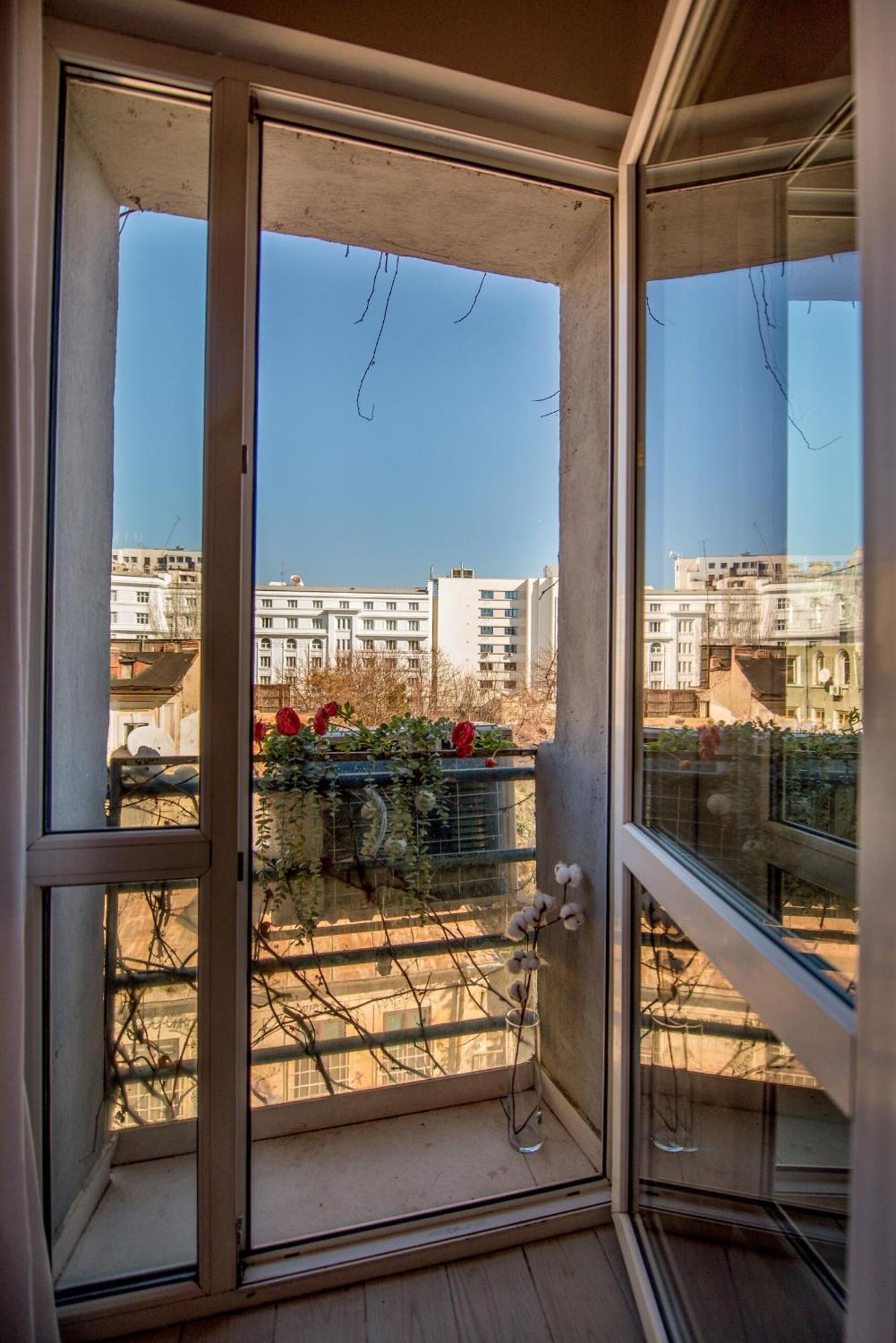 Downtown - Your Modern Escape Near Ateneul Apartament